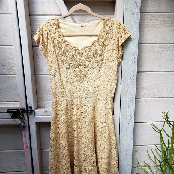 Vintage eyelet ivory dress with intricate beading and applique - Picture 1 of 6